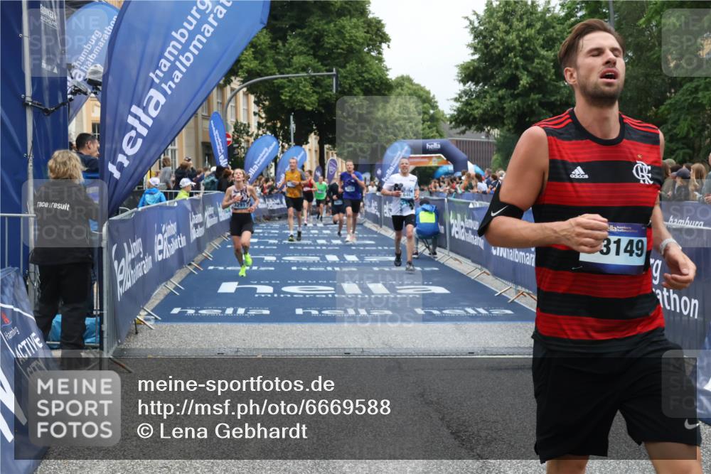 30.06.2024 - hella hamburg halbmarathon Lena Gebhardt http://msf.ph/oto/6669588 30.06.2024 10:38:43 Ziel 646, 1574, 1635, 2026, 3291, 3691, 5655, 8434, 9851, 10614, 12457, 13047, 13149, 13442 meine-sportfotos.de