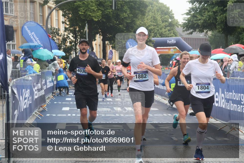 30.06.2024 - hella hamburg halbmarathon Lena Gebhardt http://msf.ph/oto/6669601 30.06.2024 12:21:52 Ziel 1804, 1882, 4030, 6139, 6140, 9132, 11393 meine-sportfotos.de