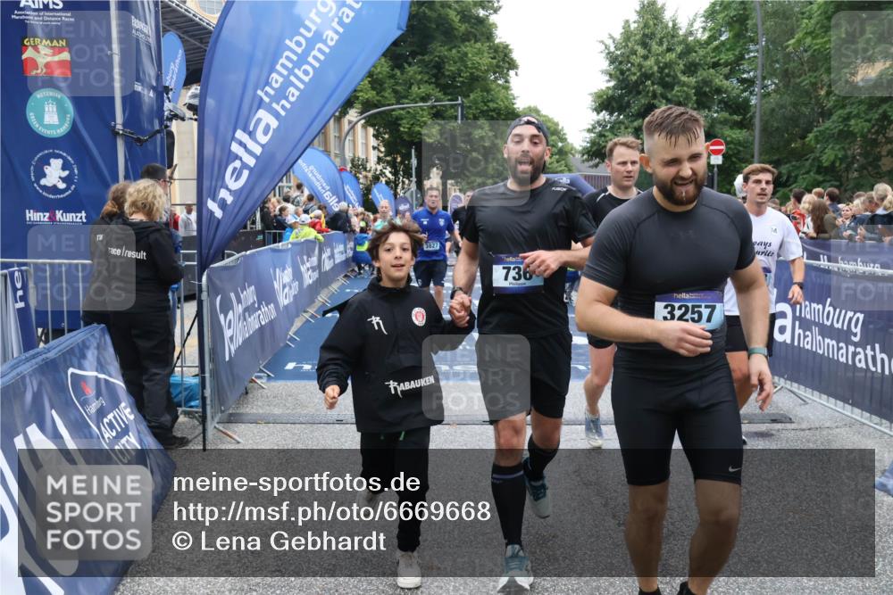 30.06.2024 - hella hamburg halbmarathon Lena Gebhardt http://msf.ph/oto/6669668 30.06.2024 11:09:42 Ziel 552, 736, 1523, 1836, 3257, 3294, 3827, 4872, 6318, 8418, 9142, 9207, 11006, 12386, 13300 meine-sportfotos.de