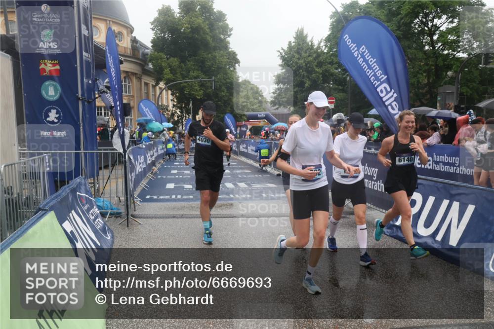 30.06.2024 - hella hamburg halbmarathon Lena Gebhardt http://msf.ph/oto/6669693 30.06.2024 12:21:53 Ziel 1804, 1882, 4030, 6139, 6140, 9132, 11393 meine-sportfotos.de