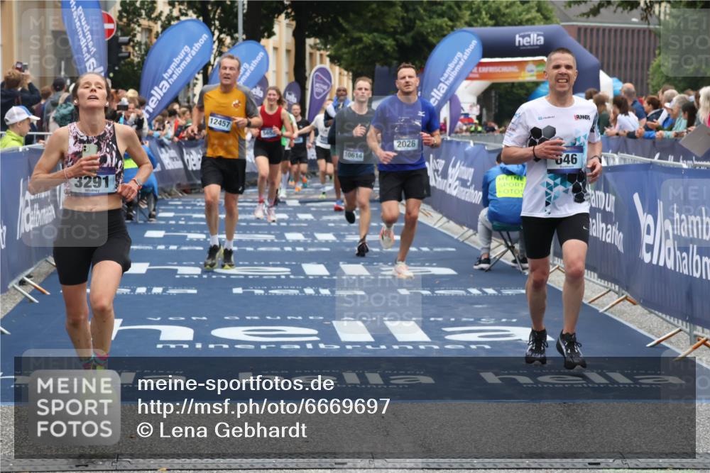 30.06.2024 - hella hamburg halbmarathon Lena Gebhardt http://msf.ph/oto/6669697 30.06.2024 10:38:44 Ziel 646, 1574, 1635, 2026, 3291, 3691, 5308, 5655, 8143, 8434, 9851, 10614, 12457, 13025, 13047, 13149, 13442 meine-sportfotos.de