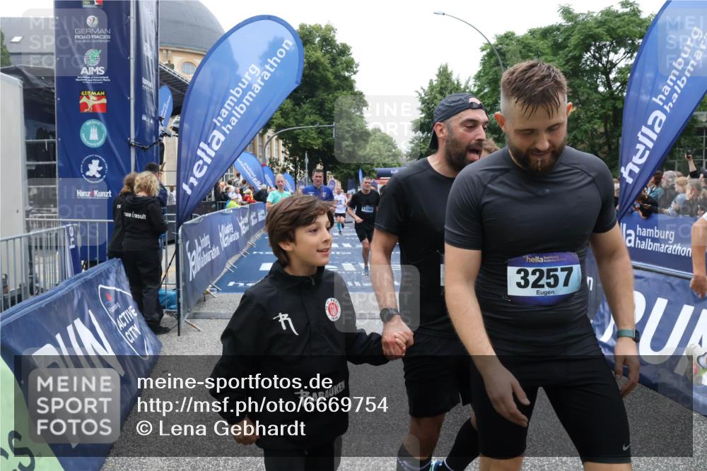 30.06.2024 - hella hamburg halbmarathon Lena Gebhardt http://msf.ph/oto/6669754 30.06.2024 11:09:43 Ziel 552, 736, 1523, 1836, 3257, 3294, 3827, 4632, 4872, 6318, 9142, 9207, 11068, 12386, 13300 meine-sportfotos.de