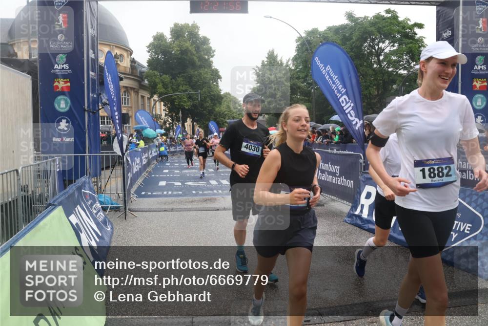 30.06.2024 - hella hamburg halbmarathon Lena Gebhardt http://msf.ph/oto/6669779 30.06.2024 12:21:54 Ziel 1804, 1882, 4030, 6139, 6140, 8349, 8350, 9132, 11393 meine-sportfotos.de