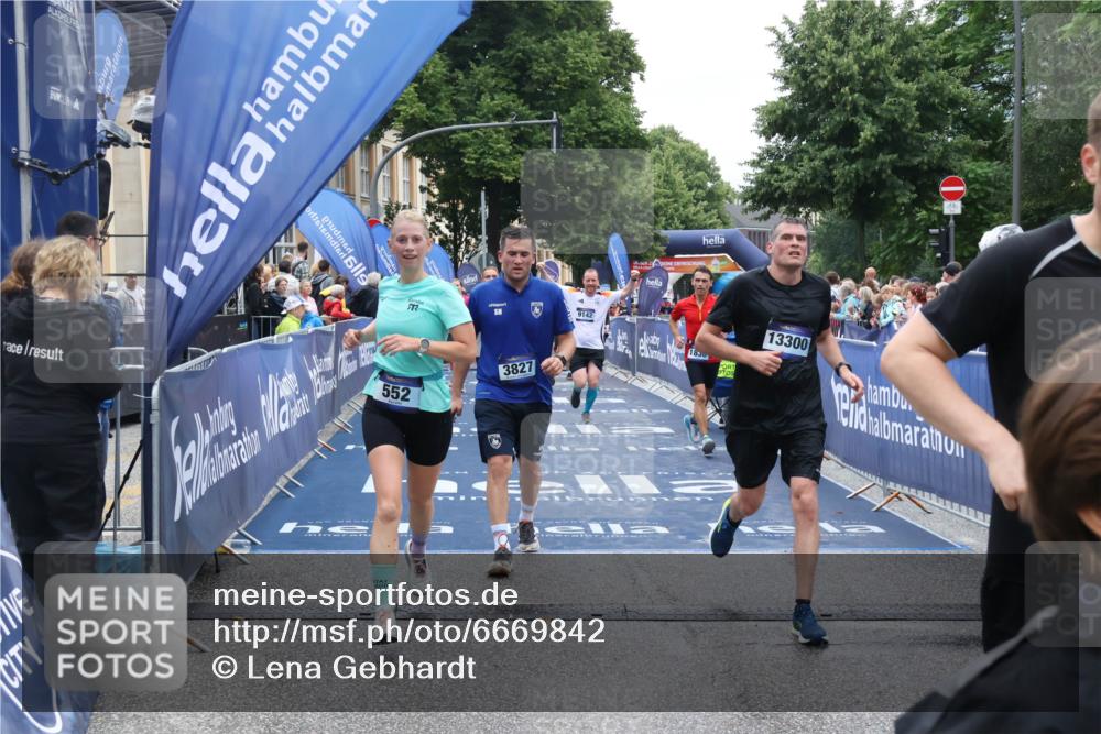 30.06.2024 - hella hamburg halbmarathon Lena Gebhardt http://msf.ph/oto/6669842 30.06.2024 11:09:44 Ziel 552, 736, 1523, 1836, 3257, 3294, 3827, 4632, 4872, 5315, 6318, 9142, 9207, 11068, 11078, 12386, 13300 meine-sportfotos.de