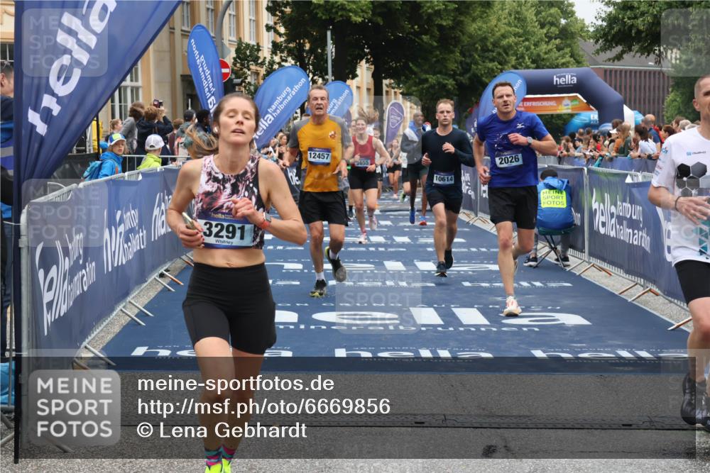 30.06.2024 - hella hamburg halbmarathon Lena Gebhardt http://msf.ph/oto/6669856 30.06.2024 10:38:45 Ziel 646, 980, 1574, 1635, 1816, 2026, 3291, 3691, 5308, 5655, 8143, 8434, 9851, 10614, 12457, 13025, 13047, 13149, 13442 meine-sportfotos.de