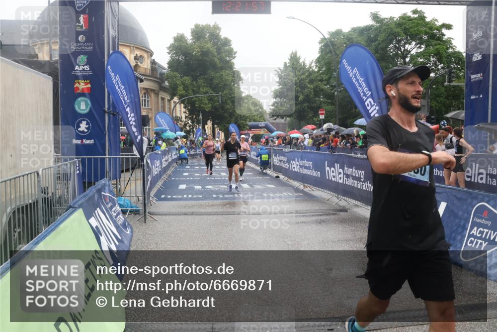 30.06.2024 - hella hamburg halbmarathon Lena Gebhardt http://msf.ph/oto/6669871 30.06.2024 12:21:55 Ziel 1804, 1882, 4030, 6139, 6140, 8349, 8350, 9132, 11393 meine-sportfotos.de