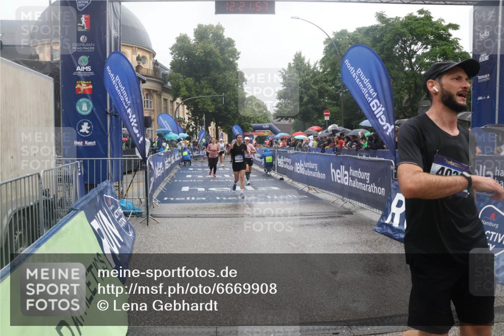 30.06.2024 - hella hamburg halbmarathon Lena Gebhardt http://msf.ph/oto/6669908 30.06.2024 12:21:56 Ziel 1804, 1882, 4030, 6139, 6140, 8349, 8350, 9132, 11393 meine-sportfotos.de
