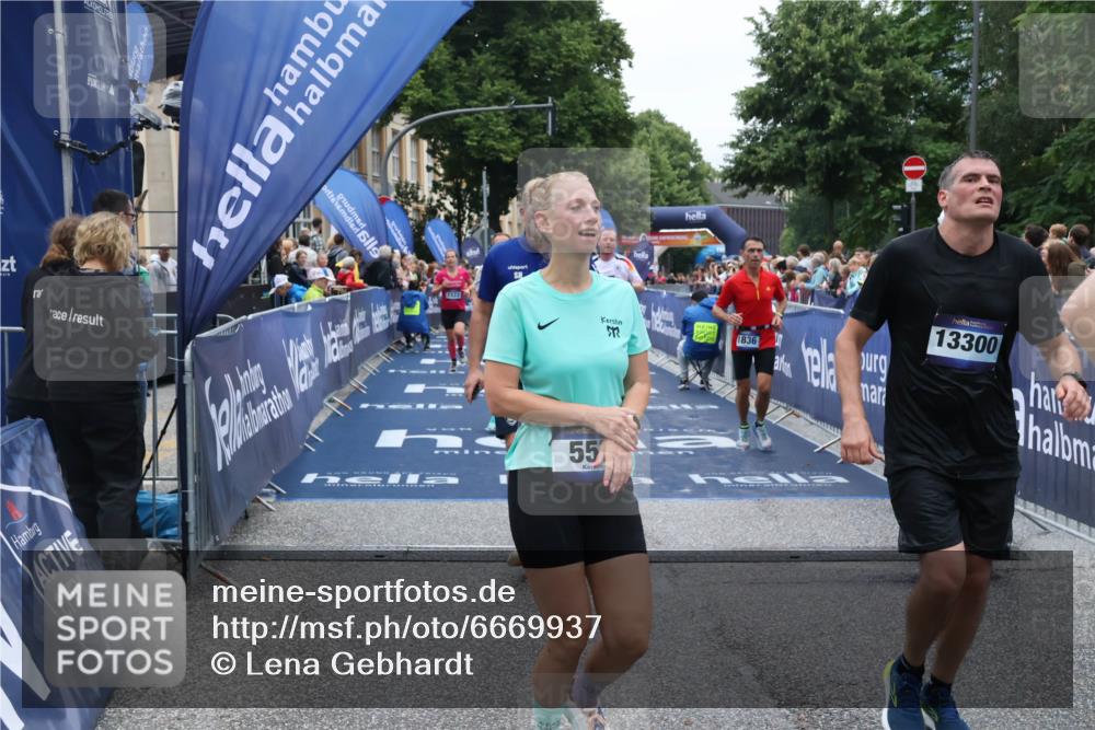30.06.2024 - hella hamburg halbmarathon Lena Gebhardt http://msf.ph/oto/6669937 30.06.2024 11:09:45 Ziel 552, 736, 1523, 1836, 3257, 3827, 4632, 4872, 5315, 6318, 9142, 9207, 11068, 11078, 12386, 13300 meine-sportfotos.de