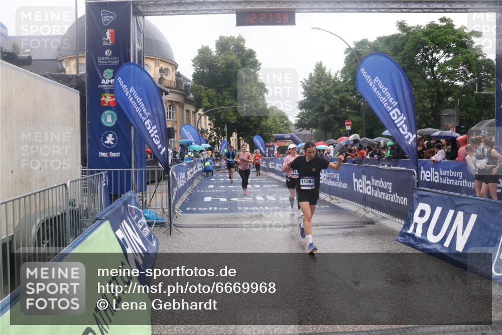 30.06.2024 - hella hamburg halbmarathon Lena Gebhardt http://msf.ph/oto/6669968 30.06.2024 12:21:57 Ziel 1804, 1882, 2498, 4030, 6139, 6140, 8349, 8350, 9132, 11393 meine-sportfotos.de