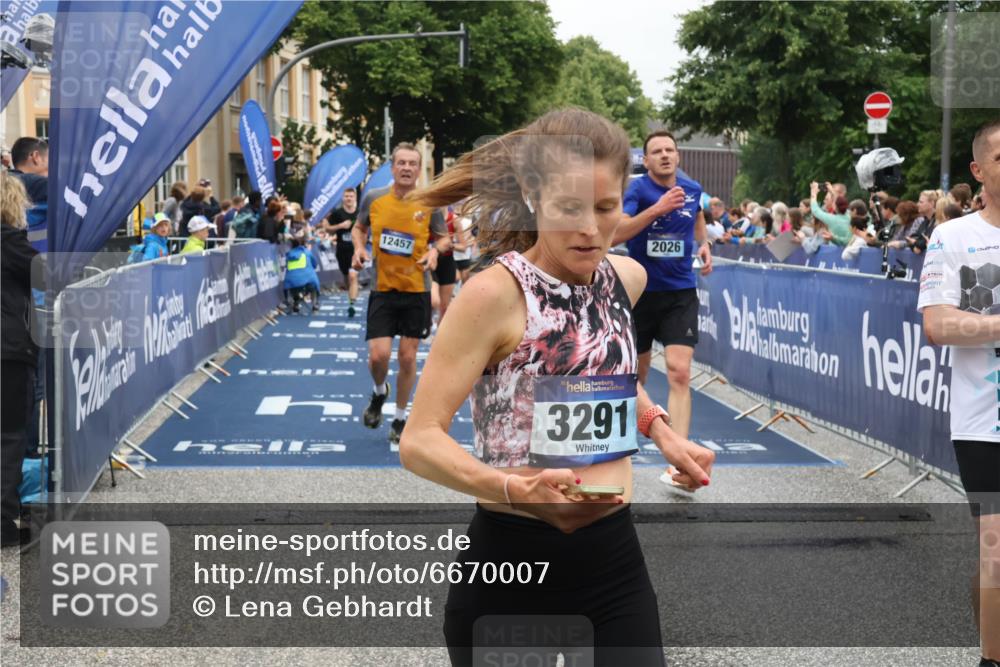 30.06.2024 - hella hamburg halbmarathon Lena Gebhardt http://msf.ph/oto/6670007 30.06.2024 10:38:46 Ziel 646, 980, 1574, 1663, 1816, 2026, 3291, 5308, 5655, 8143, 8434, 9851, 10614, 12457, 13025, 13149, 13442 meine-sportfotos.de