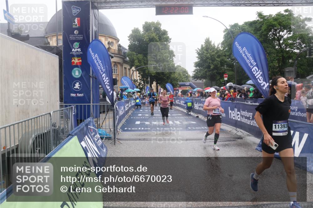 30.06.2024 - hella hamburg halbmarathon Lena Gebhardt http://msf.ph/oto/6670023 30.06.2024 12:21:58 Ziel 2498, 4030, 6139, 6140, 8349, 8350, 9132, 11393 meine-sportfotos.de