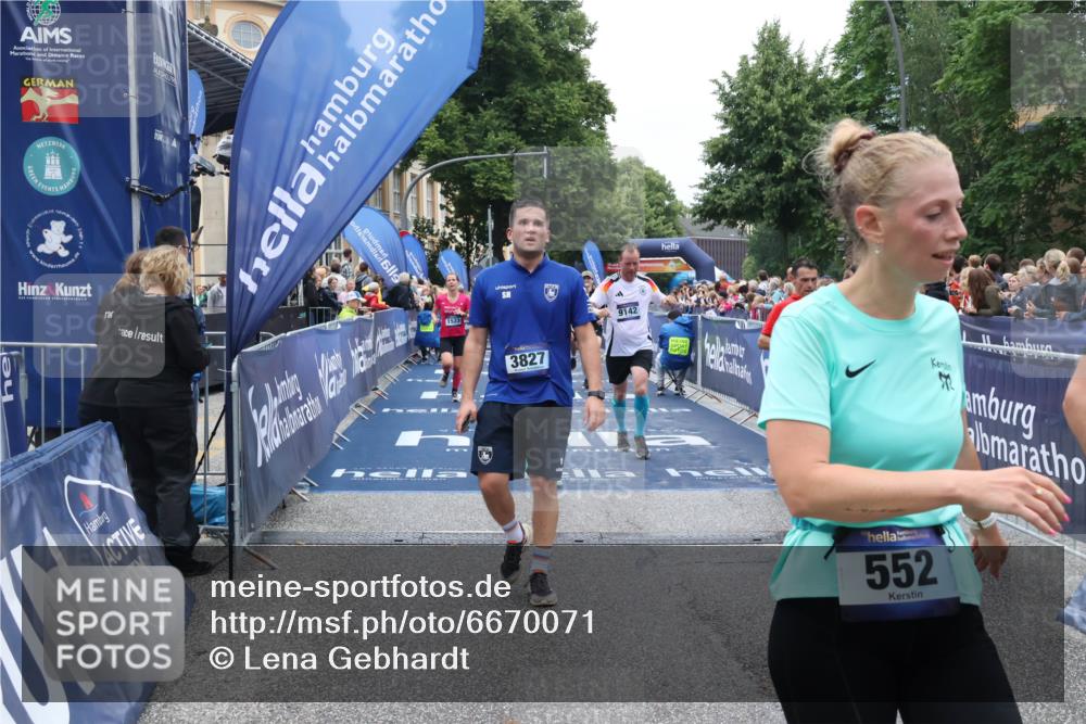 30.06.2024 - hella hamburg halbmarathon Lena Gebhardt http://msf.ph/oto/6670071 30.06.2024 11:09:46 Ziel 552, 732, 736, 1523, 1836, 3257, 3827, 4632, 4872, 5315, 6318, 9142, 9207, 11068, 11078, 12386, 13300 meine-sportfotos.de