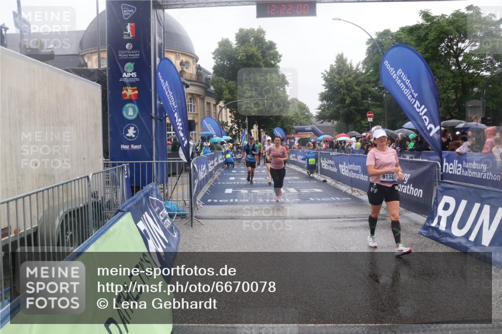 30.06.2024 - hella hamburg halbmarathon Lena Gebhardt http://msf.ph/oto/6670078 30.06.2024 12:21:59 Ziel 2498, 8349, 8350, 9132, 11393 meine-sportfotos.de