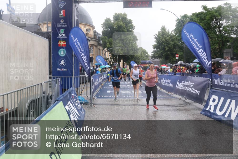 30.06.2024 - hella hamburg halbmarathon Lena Gebhardt http://msf.ph/oto/6670134 30.06.2024 12:22:01 Ziel 2498, 8349, 8350, 9132, 11393 meine-sportfotos.de