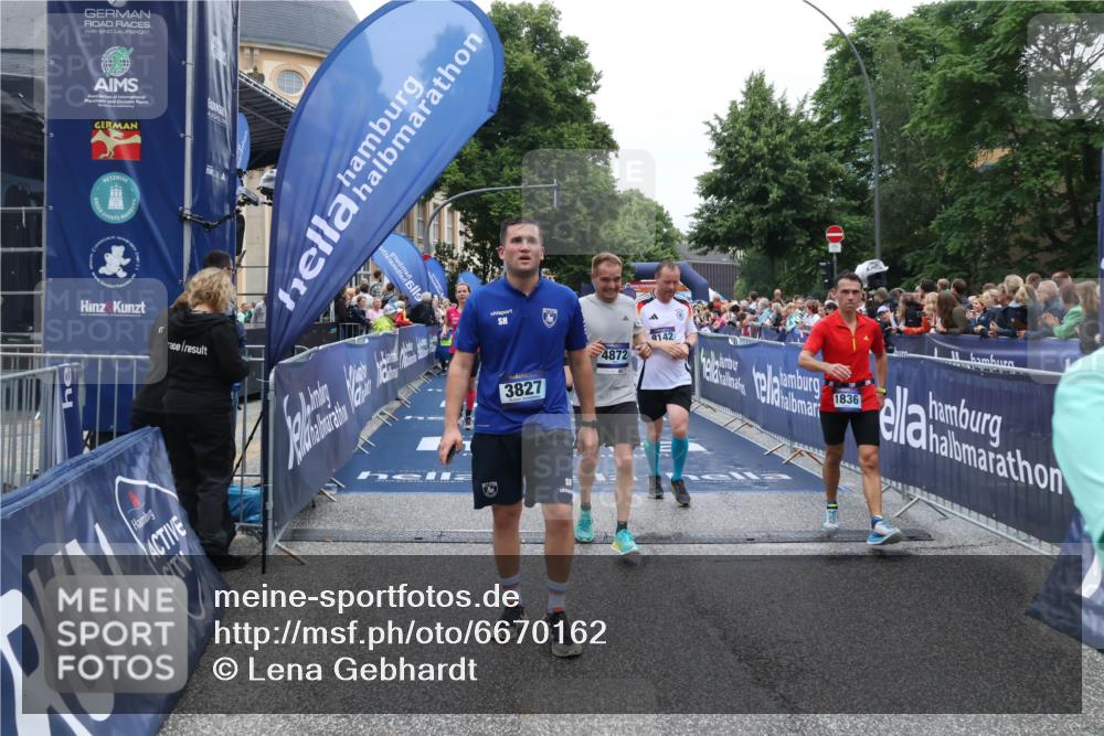 30.06.2024 - hella hamburg halbmarathon Lena Gebhardt http://msf.ph/oto/6670162 30.06.2024 11:09:47 Ziel 552, 732, 736, 1523, 1836, 3827, 4632, 4872, 5315, 6318, 9142, 11068, 11078, 11883, 12386, 13300 meine-sportfotos.de