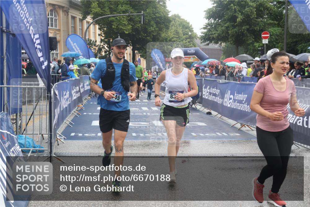 30.06.2024 - hella hamburg halbmarathon Lena Gebhardt http://msf.ph/oto/6670188 30.06.2024 12:22:02 Ziel 723, 2498, 8349, 8350, 9132, 11393 meine-sportfotos.de