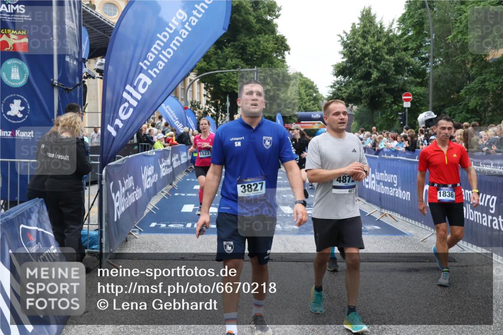 30.06.2024 - hella hamburg halbmarathon Lena Gebhardt http://msf.ph/oto/6670218 30.06.2024 11:09:48 Ziel 552, 732, 1523, 1836, 3827, 4632, 4872, 5315, 6009, 9142, 11068, 11078, 11883, 13300 meine-sportfotos.de