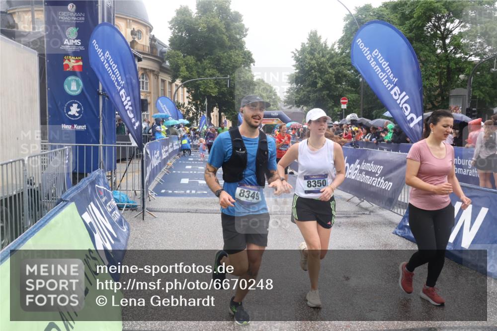 30.06.2024 - hella hamburg halbmarathon Lena Gebhardt http://msf.ph/oto/6670248 30.06.2024 12:22:03 Ziel 723, 2498, 8349, 8350, 9132 meine-sportfotos.de