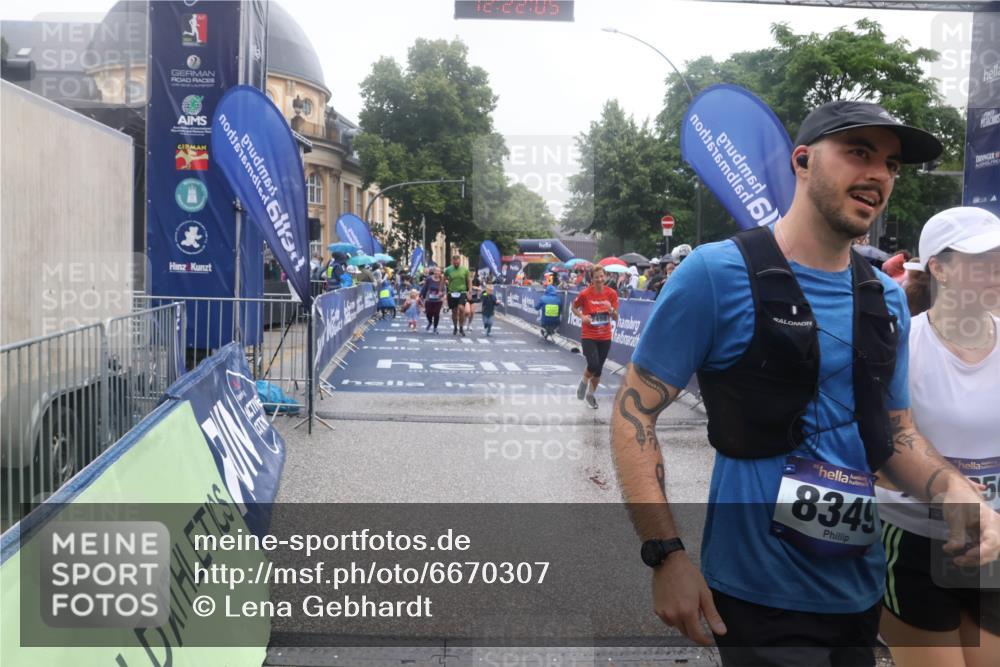 30.06.2024 - hella hamburg halbmarathon Lena Gebhardt http://msf.ph/oto/6670307 30.06.2024 12:22:04 Ziel 723, 2498, 8349, 8350 meine-sportfotos.de