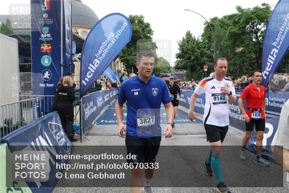 30.06.2024 - hella hamburg halbmarathon Lena Gebhardt http://msf.ph/oto/6670333 30.06.2024 11:09:49 Ziel 552, 732, 1523, 1836, 3827, 4632, 4745, 4872, 5315, 6009, 9142, 9158, 11068, 11078, 11883, 13300 meine-sportfotos.de