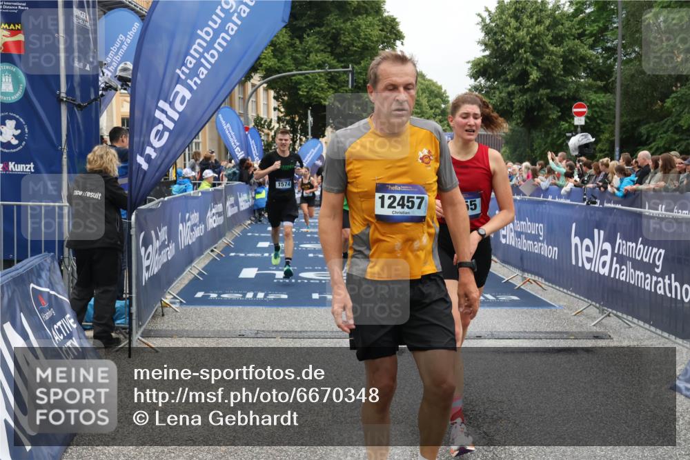 30.06.2024 - hella hamburg halbmarathon Lena Gebhardt http://msf.ph/oto/6670348 30.06.2024 10:38:49 Ziel 646, 980, 1574, 1663, 1816, 2026, 3291, 5308, 5655, 7431, 8143, 8434, 9851, 10614, 11277, 12002, 12457, 13025, 13442 meine-sportfotos.de