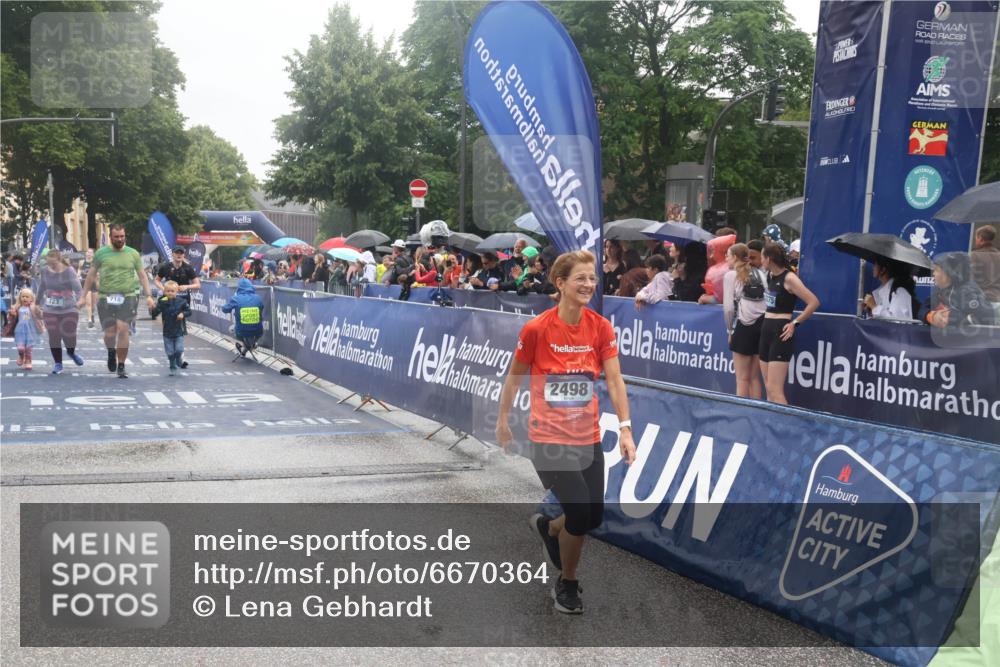 30.06.2024 - hella hamburg halbmarathon Lena Gebhardt http://msf.ph/oto/6670364 30.06.2024 12:22:05 Ziel 723, 2220, 2498, 4964, 8349, 8350 meine-sportfotos.de