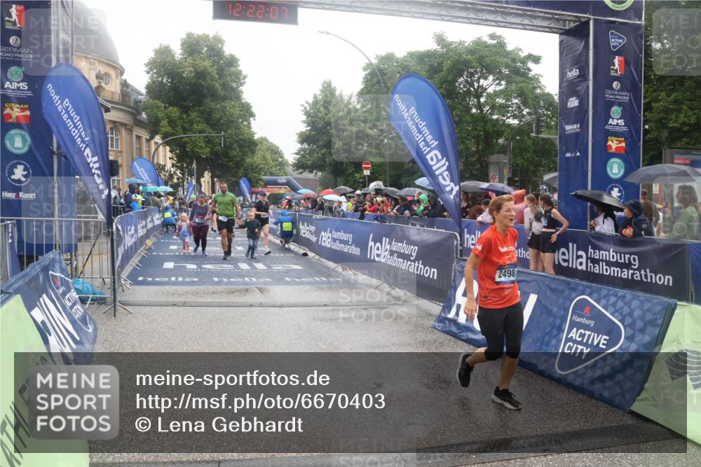 30.06.2024 - hella hamburg halbmarathon Lena Gebhardt http://msf.ph/oto/6670403 30.06.2024 12:22:06 Ziel 723, 2220, 2498, 4964, 8349, 8350, 9258, 9451 meine-sportfotos.de