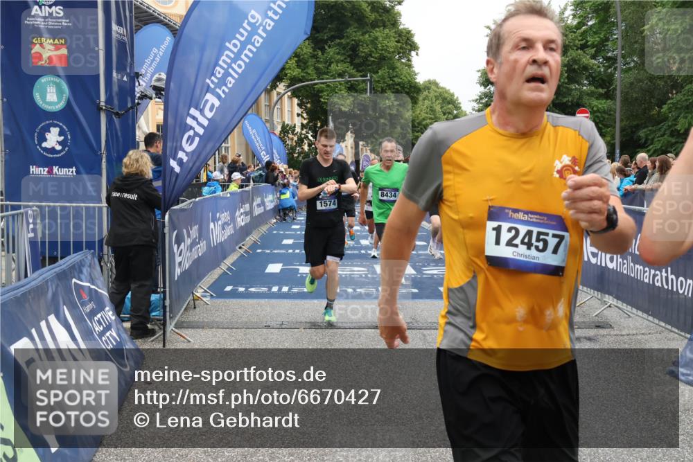 30.06.2024 - hella hamburg halbmarathon Lena Gebhardt http://msf.ph/oto/6670427 30.06.2024 10:38:50 Ziel 646, 980, 1574, 1663, 1816, 2026, 5308, 5655, 7431, 8143, 8434, 9851, 10614, 11277, 12002, 12457, 13025, 13442 meine-sportfotos.de
