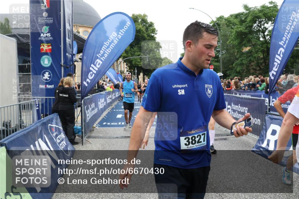 30.06.2024 - hella hamburg halbmarathon Lena Gebhardt http://msf.ph/oto/6670430 30.06.2024 11:09:50 Ziel 732, 1523, 1836, 2488, 3827, 4632, 4745, 4872, 5315, 6009, 9142, 9158, 11068, 11078, 11883 meine-sportfotos.de