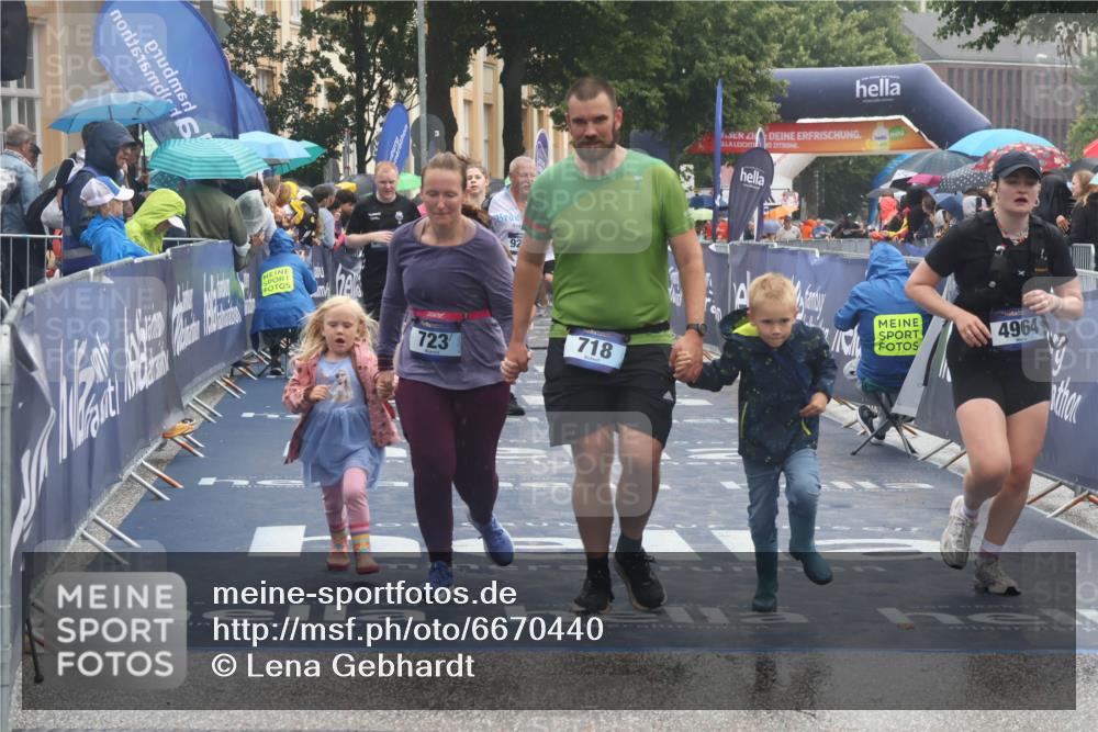 30.06.2024 - hella hamburg halbmarathon Lena Gebhardt http://msf.ph/oto/6670440 30.06.2024 12:22:07 Ziel 723, 2220, 2498, 4964, 9258, 9451 meine-sportfotos.de