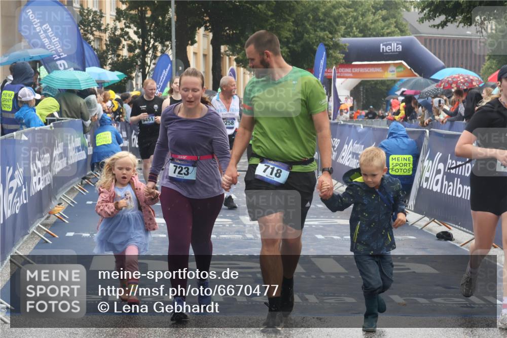 30.06.2024 - hella hamburg halbmarathon Lena Gebhardt http://msf.ph/oto/6670477 30.06.2024 12:22:08 Ziel 723, 2220, 2498, 4964, 9258, 9451 meine-sportfotos.de