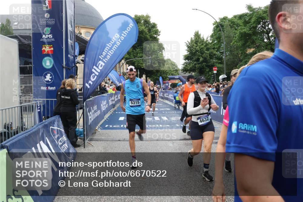 30.06.2024 - hella hamburg halbmarathon Lena Gebhardt http://msf.ph/oto/6670522 30.06.2024 11:09:51 Ziel 732, 1523, 1836, 2488, 4632, 4745, 4872, 5315, 6009, 9142, 9158, 11068, 11078, 11883 meine-sportfotos.de