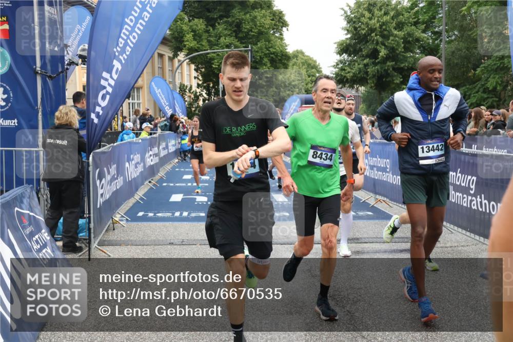 30.06.2024 - hella hamburg halbmarathon Lena Gebhardt http://msf.ph/oto/6670535 30.06.2024 10:38:51 Ziel 980, 1574, 1663, 1816, 2026, 5308, 5655, 7431, 8143, 8434, 9851, 10262, 10614, 11277, 12002, 12316, 12457, 13025, 13442 meine-sportfotos.de