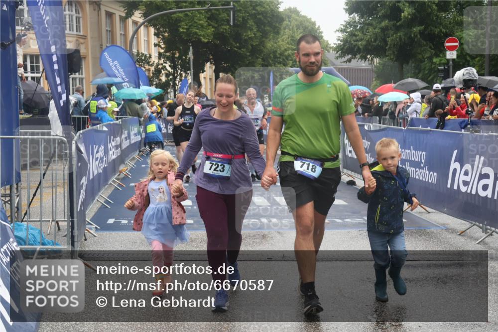 30.06.2024 - hella hamburg halbmarathon Lena Gebhardt http://msf.ph/oto/6670587 30.06.2024 12:22:09 Ziel 723, 2220, 2498, 4964, 9258, 9451 meine-sportfotos.de