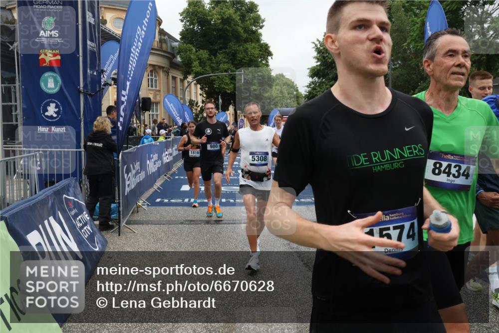 30.06.2024 - hella hamburg halbmarathon Lena Gebhardt http://msf.ph/oto/6670628 30.06.2024 10:38:52 Ziel 980, 1574, 1663, 1816, 5308, 5655, 7431, 8143, 8434, 9851, 10262, 10614, 11277, 12002, 12316, 13025, 13442 meine-sportfotos.de