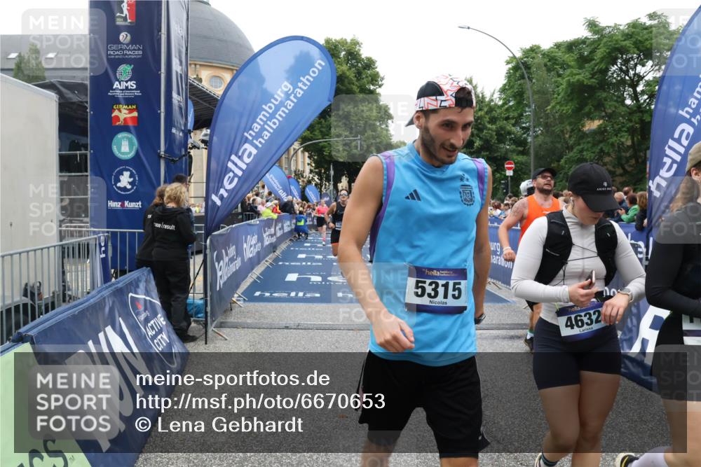 30.06.2024 - hella hamburg halbmarathon Lena Gebhardt http://msf.ph/oto/6670653 30.06.2024 11:09:52 Ziel 625, 732, 1523, 1836, 2488, 2966, 4632, 4745, 4872, 5315, 6009, 9142, 9158, 11068, 11078, 11883 meine-sportfotos.de
