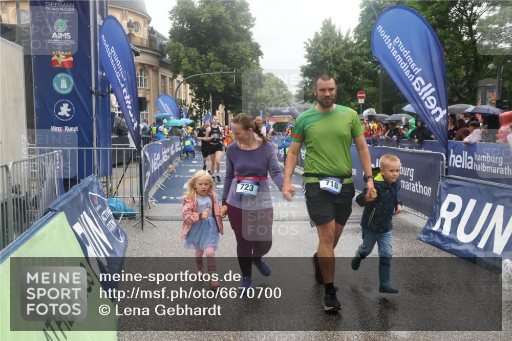 30.06.2024 - hella hamburg halbmarathon Lena Gebhardt http://msf.ph/oto/6670700 30.06.2024 12:22:10 Ziel 723, 2220, 4964, 9258, 9451, 12244, 13048 meine-sportfotos.de