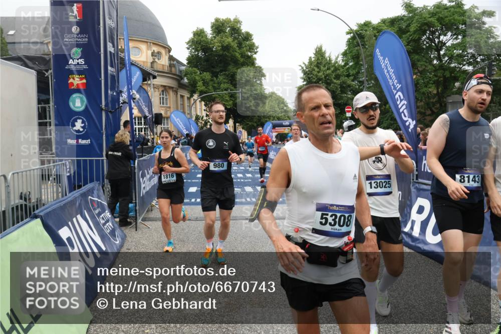 30.06.2024 - hella hamburg halbmarathon Lena Gebhardt http://msf.ph/oto/6670743 30.06.2024 10:38:53 Ziel 980, 1574, 1663, 1816, 5308, 5655, 6333, 7431, 8143, 8434, 9851, 10262, 11277, 12002, 12316, 13025, 13442 meine-sportfotos.de