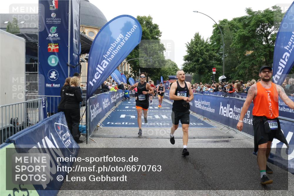 30.06.2024 - hella hamburg halbmarathon Lena Gebhardt http://msf.ph/oto/6670763 30.06.2024 11:09:53 Ziel 625, 732, 1523, 2488, 2966, 4632, 4745, 5315, 6009, 9142, 9158, 10437, 11068, 11078, 11883 meine-sportfotos.de