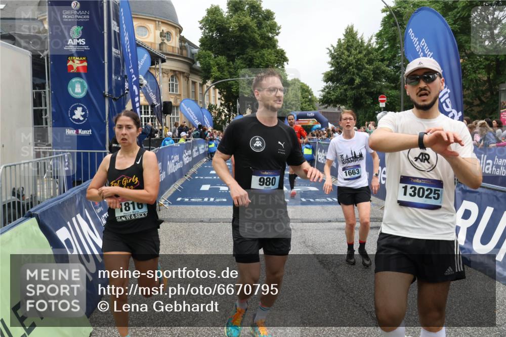 30.06.2024 - hella hamburg halbmarathon Lena Gebhardt http://msf.ph/oto/6670795 30.06.2024 10:38:54 Ziel 980, 1574, 1663, 1816, 5308, 6333, 7431, 7930, 8143, 8434, 9851, 10262, 11277, 12002, 12316, 13025, 13442 meine-sportfotos.de