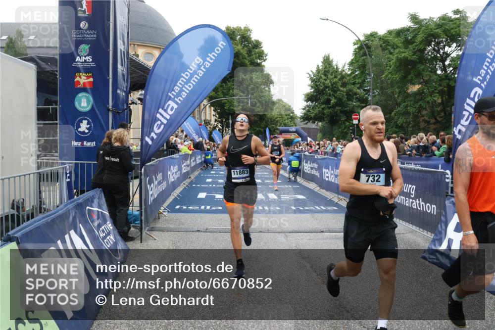 30.06.2024 - hella hamburg halbmarathon Lena Gebhardt http://msf.ph/oto/6670852 30.06.2024 11:09:54 Ziel 625, 732, 1523, 2488, 2966, 3018, 4201, 4632, 4745, 5315, 6009, 6997, 9158, 10437, 11068, 11078, 11883 meine-sportfotos.de