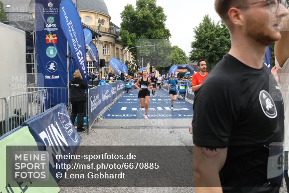 30.06.2024 - hella hamburg halbmarathon Lena Gebhardt http://msf.ph/oto/6670885 30.06.2024 10:38:55 Ziel 609, 980, 1574, 1663, 1816, 5308, 6333, 7431, 7930, 8143, 8434, 9810, 9851, 10195, 10262, 11277, 12002, 12316, 13025 meine-sportfotos.de