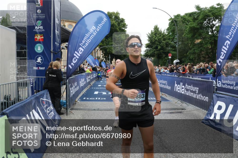 30.06.2024 - hella hamburg halbmarathon Lena Gebhardt http://msf.ph/oto/6670980 30.06.2024 11:09:55 Ziel 625, 732, 1400, 2488, 2966, 3018, 4201, 4632, 4745, 5315, 6009, 6899, 6997, 9158, 10437, 10490, 11068, 11078, 11883 meine-sportfotos.de