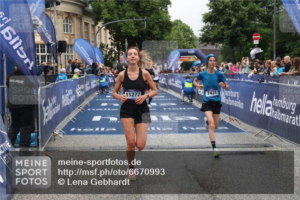 30.06.2024 - hella hamburg halbmarathon Lena Gebhardt http://msf.ph/oto/6670993 30.06.2024 10:38:56 Ziel 609, 980, 1663, 1816, 5308, 6333, 7431, 7930, 8143, 9810, 10195, 10262, 11277, 12002, 12316, 13025 meine-sportfotos.de