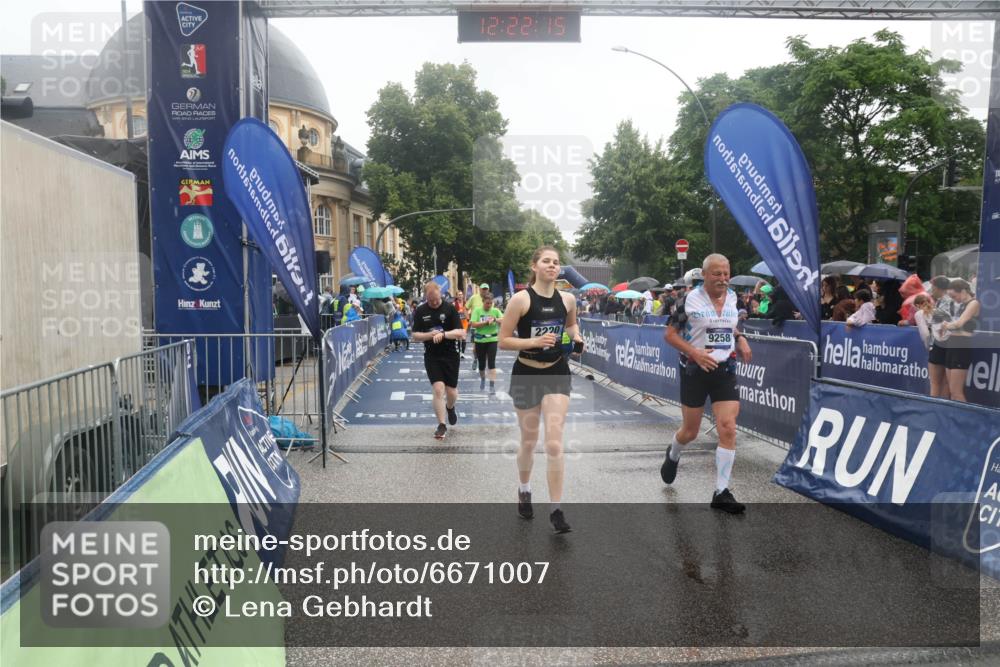 30.06.2024 - hella hamburg halbmarathon Lena Gebhardt http://msf.ph/oto/6671007 30.06.2024 12:22:13 Ziel 723, 2220, 2424, 4964, 9258, 9451, 12244, 13048 meine-sportfotos.de