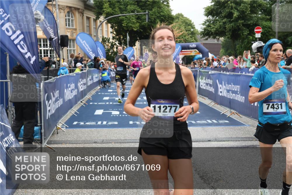 30.06.2024 - hella hamburg halbmarathon Lena Gebhardt http://msf.ph/oto/6671069 30.06.2024 10:38:57 Ziel 609, 980, 1663, 1816, 6333, 7431, 7930, 9810, 10195, 10262, 11277, 12002, 12316 meine-sportfotos.de