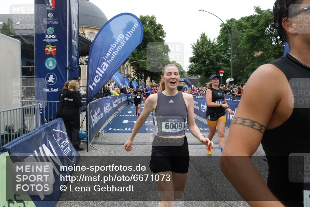 30.06.2024 - hella hamburg halbmarathon Lena Gebhardt http://msf.ph/oto/6671073 30.06.2024 11:09:56 Ziel 625, 732, 1400, 1588, 2488, 2966, 3018, 4201, 4745, 5315, 6009, 6899, 6997, 7138, 8011, 9158, 10437, 10490, 11078, 11883 meine-sportfotos.de