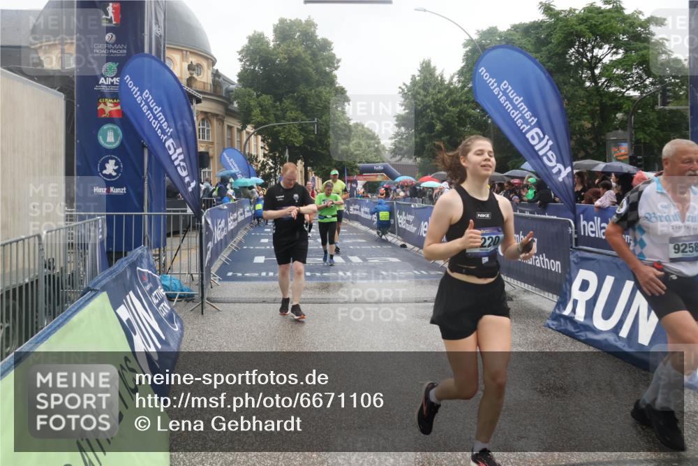 30.06.2024 - hella hamburg halbmarathon Lena Gebhardt http://msf.ph/oto/6671106 30.06.2024 12:22:14 Ziel 723, 2220, 2424, 4964, 9258, 9451, 12244, 13048 meine-sportfotos.de