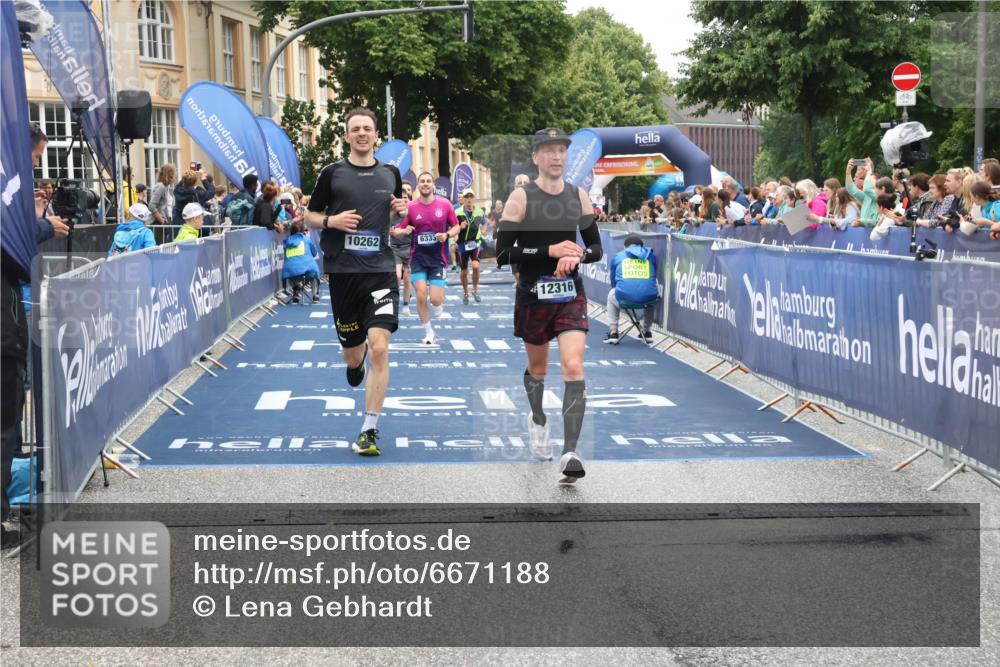 30.06.2024 - hella hamburg halbmarathon Lena Gebhardt http://msf.ph/oto/6671188 30.06.2024 10:38:58 Ziel 609, 1663, 6333, 7431, 7930, 7986, 9810, 10195, 10262, 11277, 12002, 12316 meine-sportfotos.de