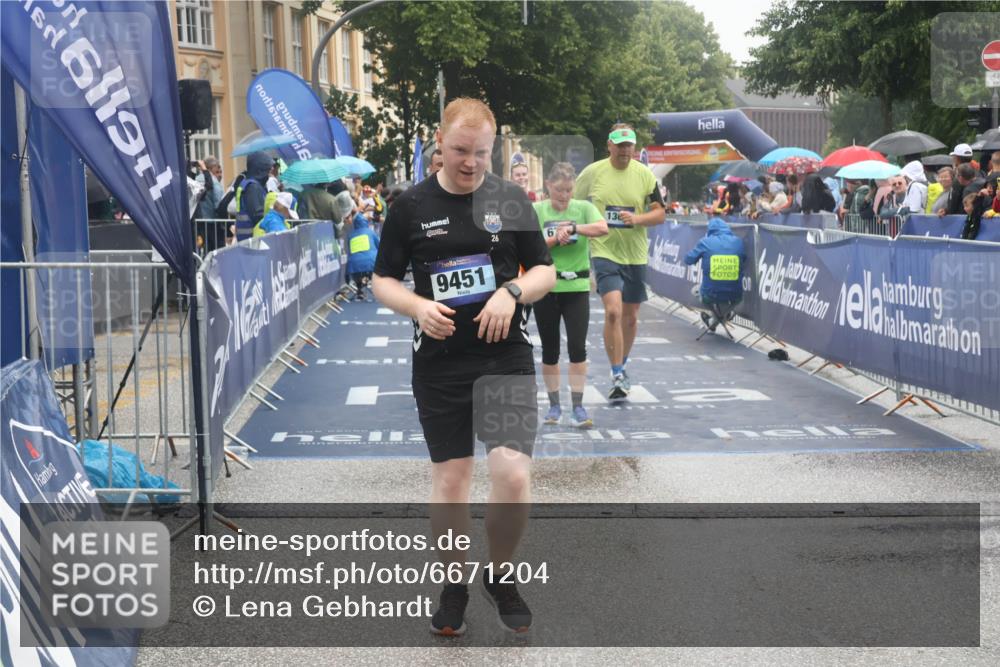 30.06.2024 - hella hamburg halbmarathon Lena Gebhardt http://msf.ph/oto/6671204 30.06.2024 12:22:15 Ziel 2220, 2424, 4964, 9258, 9451, 12229, 12244, 13048 meine-sportfotos.de